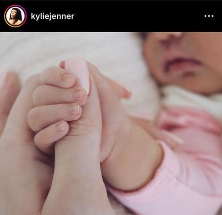 Não, você não leu errado. Em 2019, Kylie Jenner – olha ela aqui de novo – havia publicado uma foto com sua filha Stormi que chegou a 18,4 milhões de curtidas.