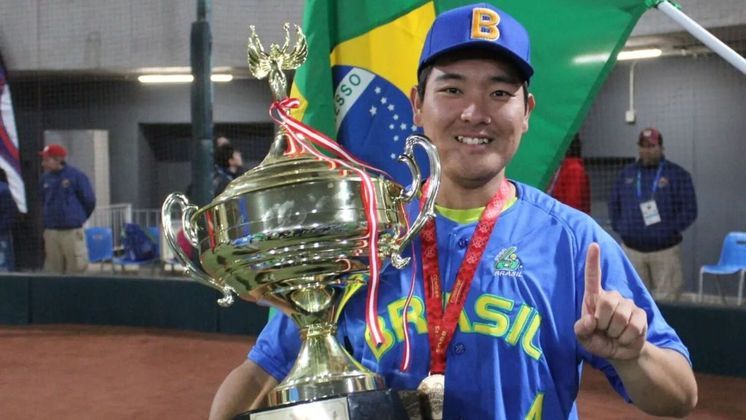 Naoki TakanoCozinheiro em restaurante, sócio e jogador