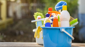 Confira 6 combinações de produtos de limpeza que podem causar riscos ( 6 combinações de produtos de limpeza que podem causar riscos à saúde )
