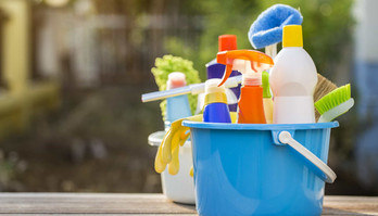 Confira 6 combinações de produtos de limpeza que podem causar riscos ( 6 combinações de produtos de limpeza que podem causar riscos à saúde )