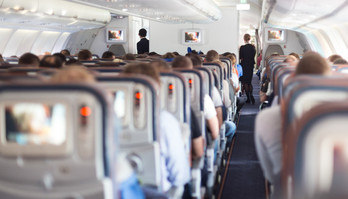 Vestir vermelho em viagens de avião pode trazer vantagens ( Vestir vermelho em viagens de avião pode trazer vantagens; entenda )