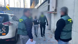 Pais são presos por forçar filha a casar em troca de 3.000 euros ( Pais são presos por forçar criança de 12 anos casar por 3.000€ na Espanha )