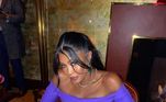 Naomi Campbell teve que pagar indenização por danos a uma ex-funcionária por bater com um celular na cabeça dela. O motivo, segundo a The New York Times, foi que a modelo estava irritada ao não encontrar uma calça