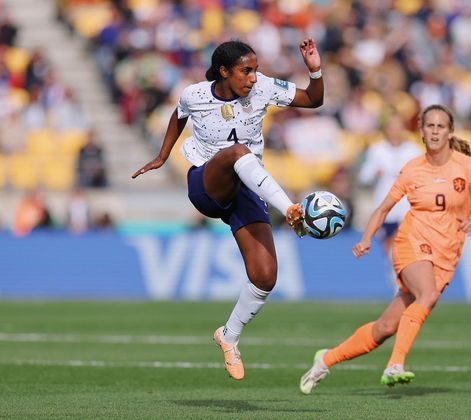 Naomi Girma faz parte da nova geração da seleção americana. Recém-graduada pela Universidade de Stanford, nos Estados Unidos, a jogadora tem um diploma de Artes, com especialização em linguística computacional