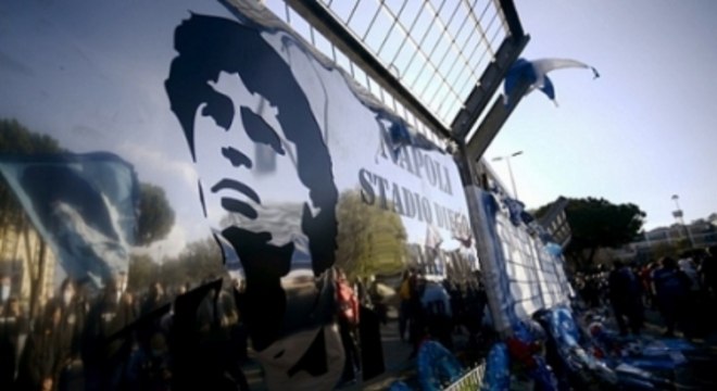 Maradona foi homenageado pelos torcedores do Napoli, onde foi &iacute;dolo