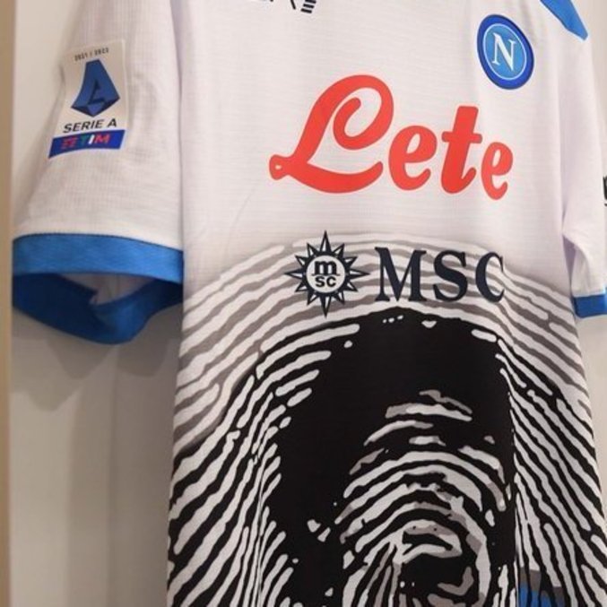Na camisa do Napoli, a efígie de Maradona