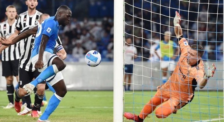 O momento do gol de Koulibaly, 2 X 1 em favor do Napoli