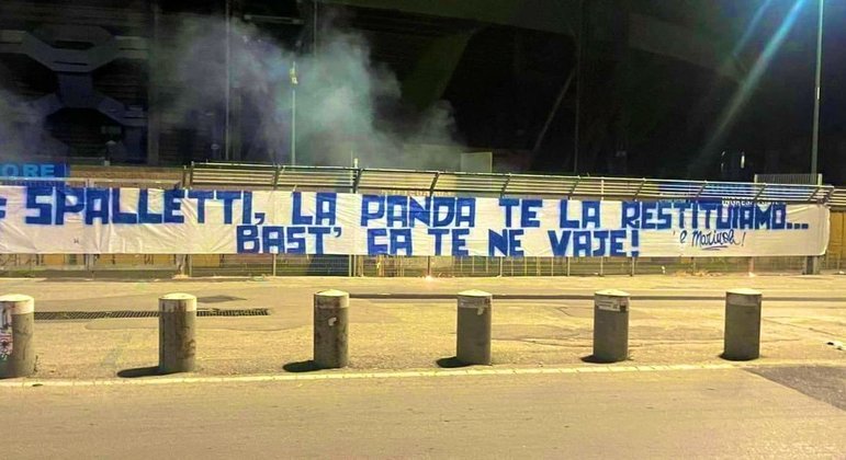 Faixa colocada pelos torcedores: 'Spalletti, devolveremos seu carro, basta você se demitir!'