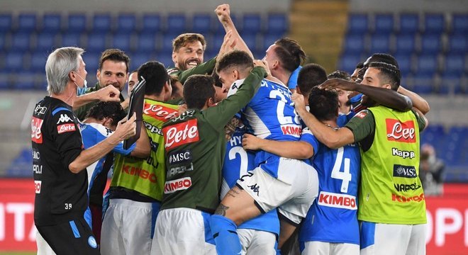 No estádio vazio pela Covid-19, o abraço incontrolável do elenco campeão