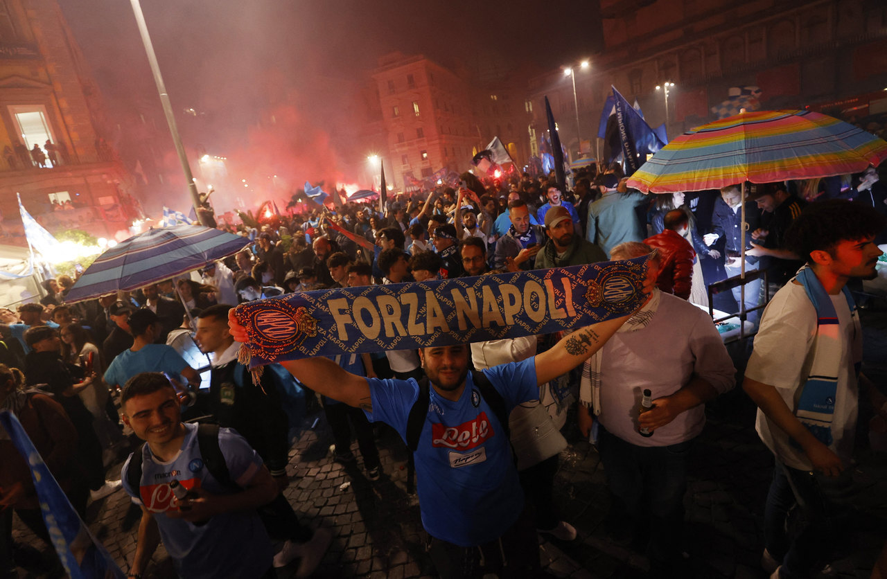 Dia de campeão na Europa: Napoli deve se consagrar campeão italiano hoje  depois de mais de 30 anos. Por @ArthurSolima_ - Notícias - Terceiro Tempo