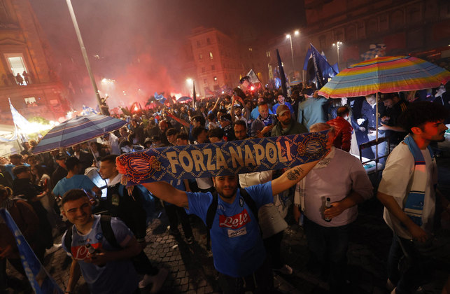 Acabou a espera! Após 33 anos, o Napoli é campeão italiano, conquistando o terceiro scudetto de sua história. O título foi confirmado depois que o time empatou com a Udinese nesta quinta-feira (4), por 1 a 1, e chegou aos 80 pontos. Com mais cinco rodadas em disputas, o clube já não pode ser alcançado pelos concorrentes