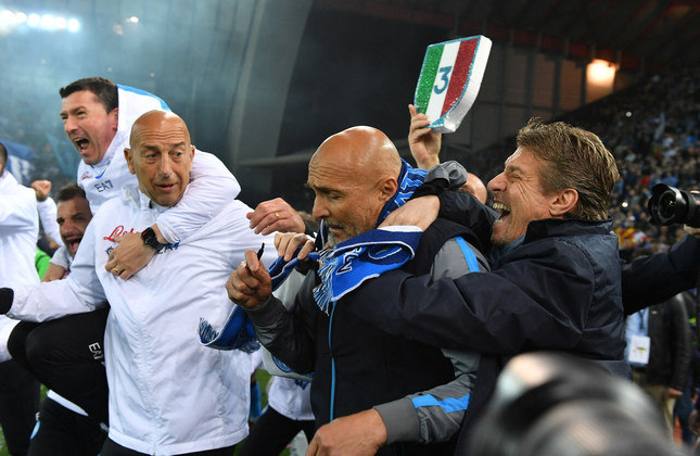 Dia de campeão na Europa: Napoli deve se consagrar campeão italiano hoje  depois de mais de 30 anos. Por @ArthurSolima_ - Notícias - Terceiro Tempo