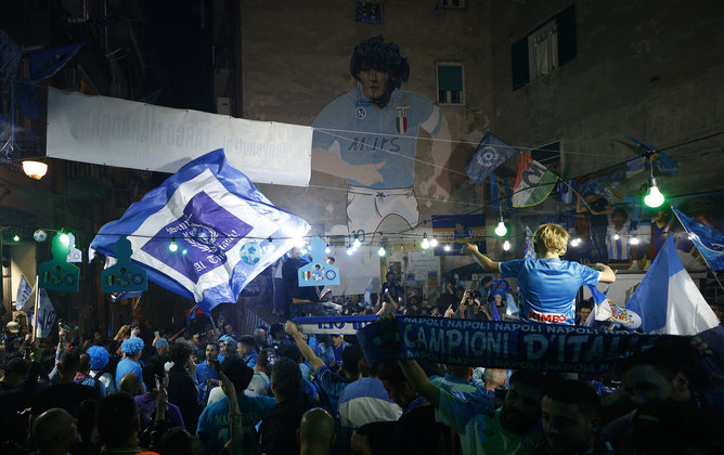 Em Nápoles, cidade do clube campeão, a noite promete ser de muita comemoração. No bairro Quartieri Sapgnoli, conhecido pelas intervenções artísticas que lembram o ídolo Diego Armando Maradona, torcedores se aglomeraram para celebrar o título
