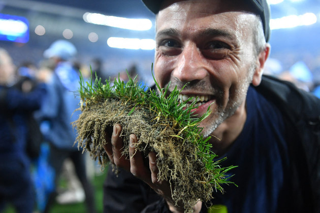 Este torcedor foi além e retirou um tufo da grama do estádio para guardar de recordação do título do Napoli