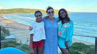 Narcisa Tamborindeguy curte dia de praia com as filhas de Gloria Maria
