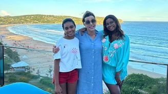 Narcisa Tamborindeguy curte dia de praia com as filhas de Gloria Maria (Reprodução/Instagram)