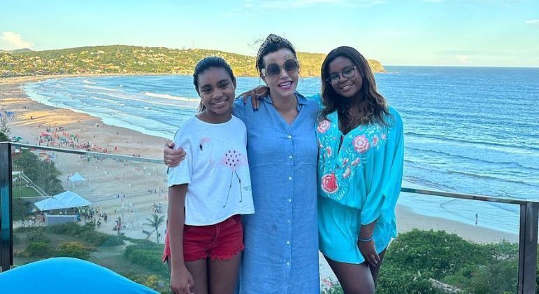 Narcisa e as filhas de Gloria Maria na praia