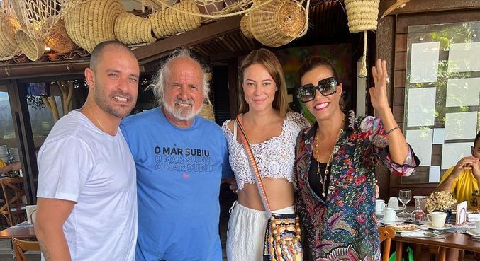 Casal está na mesma pousada que Narcisa; eles posaram com o proprietário