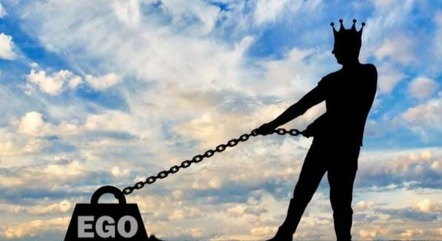 O ego aprisiona e sufoca a pessoa narcisista 