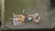 NY: homem fuma narguilé em beco inundado pela tempestade Ida