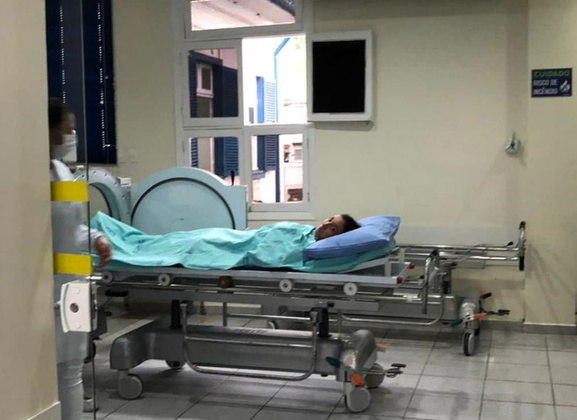 Além do tratamento de alto custo no equipamento, Louise usou diversos remédios, pomadas e passou por consultas de uma dermatologista. Hoje, ela lida com as cicatrizes do procedimento e tenta reconquistar a autoconfiança que perdeu com o trauma. A estudante ressalta que obteve vitórias, porém o caminho ainda é longo: 