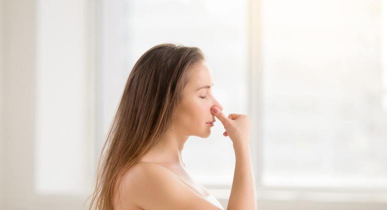 Pressionar o nariz por até 10 minutos pode ajudar a conter traumas de vasos sanguíneos
