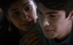 Após ouvir os relatos da rainha, o filho da narradora (Henrique Camargo) se entristeceu com a maldade do rei Saul e foi consolado pela mãe: 