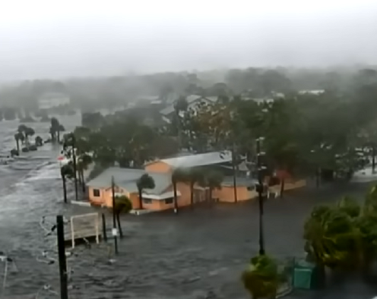 Nas áreas costeiras, algumas residências já estão parcialmente inundadas, com água chegando próximo aos topos dos telhados, e várias estruturas entraram em colapso.