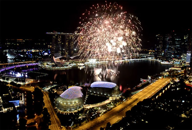 Nas celebrações de Ano Novo, Singapura atrai visitantes do mundo inteiro para assistir a queima de fogos.