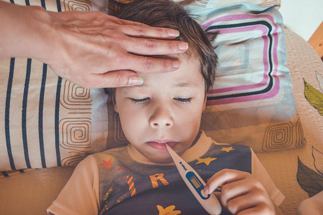 Nas crianças, é comum a temperatura atingir níveis mais altos de febre, podendo surgir pequenos gânglios na nuca. Também ocorrem, às vezes, bronquite e problemas no estômago e intestino.