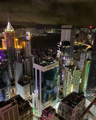 Nas redes sociais, Enigma já tinha postado uma foto dos arranha-céus de Hong Kong, dando indícios do que pretendia fazer.