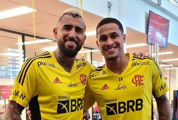 Nas redes sociais, o Flamengo postou uma foto de Vidal com João Gomes e brincou: 