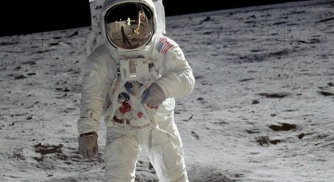 Neil Armstrong tirou esta foto de Buzz Aldrin, assim que os dois viraram os primeiros seres humanos a caminhar sobre a superfície lunas, em 20 de janeiro de 1969 