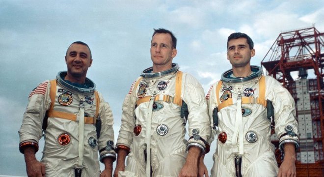 Gus Grissom, Edward White e Roger Chaffee, tripulação da primeira missão Apolo, que morreu durante um teste 