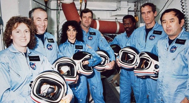 A tripulação do Challenger: Christa McAuliffe, Gregory Jarvis, Judith A. Resnik, Francis Scobee, Ronald McNair, Mike Smith e Ellison Onizuka 