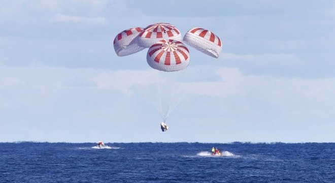 Sonda da SpaceX tem impacto do pouso absorvido pelo paraquedas