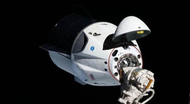 Crew Dragon durante seu primeiro teste orbital, no ano passado, sem tripulação