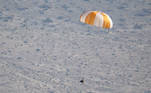 A sonda pousou no deserto de Utah, nos Estados Unidos, um evento transmitido ao vivo pela agência espacial. Dentro do artefato, cerca de 250 g de material coletado da rocha