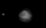 3 - O asteroide Didymos tem cerca de 780 metros de diâmetro, duas vezes a altura da torre Eiffel. A lua Dimorphos tem aproximadamente 160 metros de diâmetro e é mais alta que a estátua da Liberdade. Eles estão separados por pouco mais de 1 km. A nave vai pousar em Dimorphos a uma velocidade de 24 mil km/h, dez meses depois de seu lançamento. O alvo está a 11 milhões de quilômetros da Terra