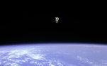 O site da Nasa APOD (Astronomy Picture of the Day) pode revelar a foto clicada pela agência no dia, mês e ano em que você nasceu. Caso tenha ocorrido a partir de 16 de junho de 1995. A imagem acima, intitulada To Fly Free in Space (Voar Livre no Espaço, em tradução literal) foi registrada em 27 de setembro de 2009 — a data de lançamento do R7