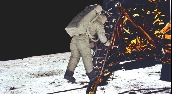 Foto histórica do astronauta Edwin (Buzz) Aldrin descendo na Lua