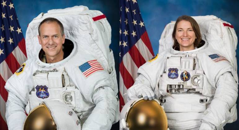 Thomas Marshburn e Kayla Barron, astronautas que fariam a caminhada espacial nesta terça (30)