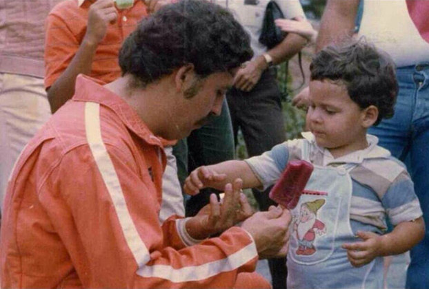 Nascido em 1949, Escobar tornou-se o criminoso mais rico da história, acumulando um patrimônio de 30 bilhões de dólares em 1993, quando morreu, aos 44 anos. 