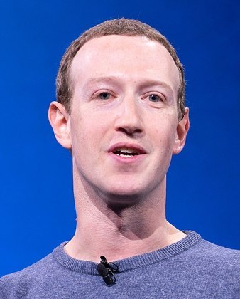 Nascido em White Plains, Nova York, Mark Zuckerberg é conhecido por co-fundar a rede social Facebook e sua empresa-mãe “Meta Platforms”, da qual é presidente, diretor executivo e acionista controlador.