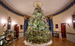 O Blue Room, que abriga a árvore de Natal oficial da Casa Branca — um pinheiro de 5,6 m que veio de Auburn, na Pensilvânia —, inclui representações feitas à mão dos pássaros oficiais do estado e do território