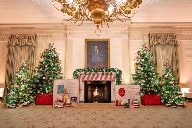 Aindaneste ano, as meias dos membros da família Biden ficarão penduradas na lareirada Sala de Jantar de Estado, cada uma com uma laranja na ponta, tradição da avóda primeira-dama. ACasa Branca espera receber aproximadamente 50 mil visitantes nesta temporada deférias