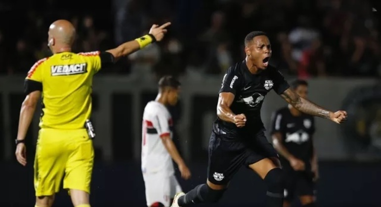 Natan comemora gol pelo RB Bragantino
