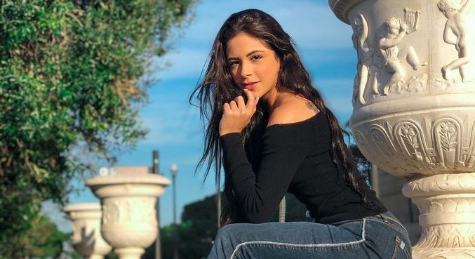 Nathalia tem fotos da época de modelo nas redes sociais