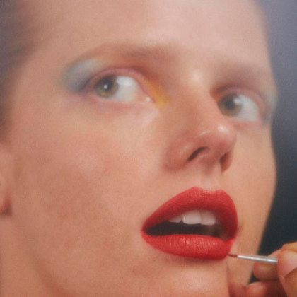 Nathalie prioriza as makes com traços naturais. A maquiadora, que também gosta do uso de glitter e gloss, publica seus trabalhos no perfil do Instagram (quase 200 mil seguidores). A linha de maquiagens dela pode ser encontrada no site da Sephora. 