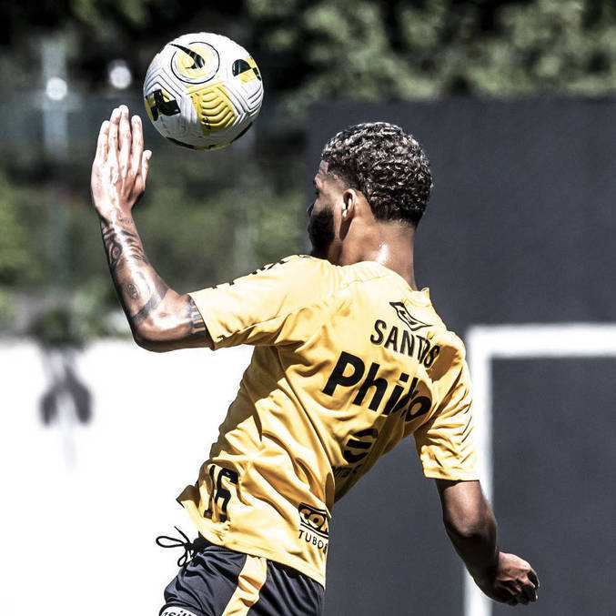 O lateral-direito Nathan em treino nesta quarta-feira (31): expectativa por estreia 